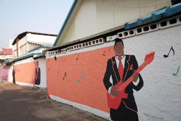의정부시 신곡동 지역특색을 살린 특화사업인 ‘청룡마을 노후주택 외벽 도색사업’을 추진해 성공적으로 완료했다.