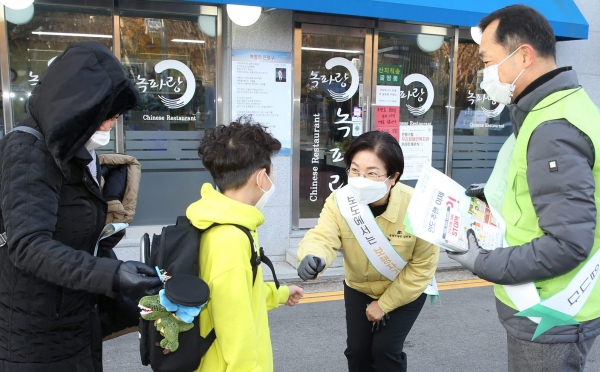 김미경 은평구청장(우측 두 번째)이 등하굣길 어린이를 대상으로 보행안전 우선 문화조성을 위한 캠페인을 안내하고 있다.