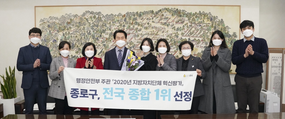 김영종 구청장(왼쪽 네 번째)과 직원들이 지난 28일, 함께 수상을 축하하고 있다. 