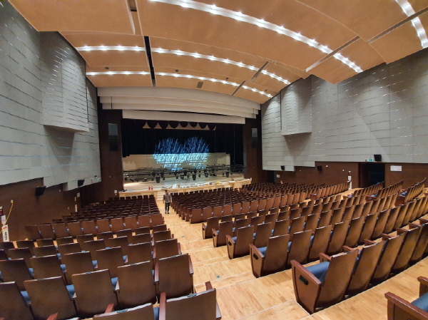 금나래아트홀 공연장 무대 및 객석 모습.
