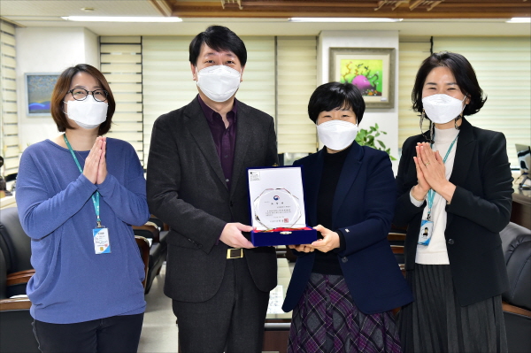 인천 부평구(구청장 차준택)는 12월30일 ‘2020년 지역사회 통합돌봄 추진 우수 지방자치단체’로 선정돼 보건복지부 장관 표창을 수상했다.