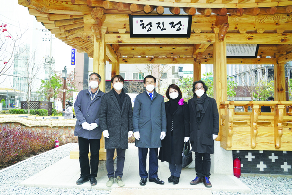 김영종 종로구청장(가운데)이 지난해 11월25일 열린 청진정 준공식에서 주민들과 함께 기념사진을 찍고 있다.