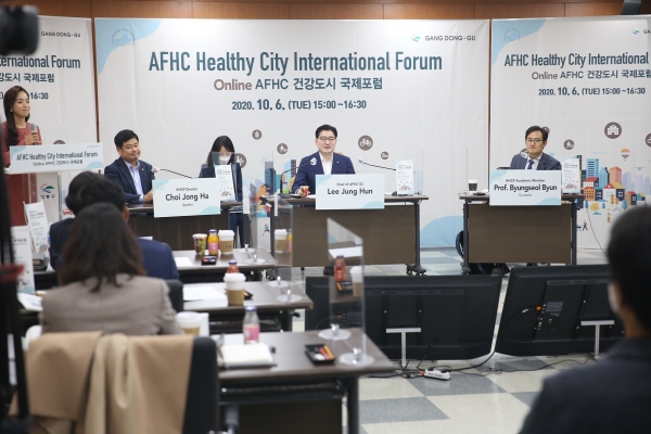 이정훈 강동구청장은 지난해 10월  건강도시 국제포럼 온라인 회의에 참석했다.