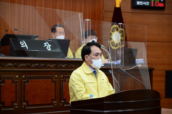 동작구의회 의장 재보궐선거에서 의장으로 선출된 전갑봉 의원이 선출소감을 밝히고 있다.