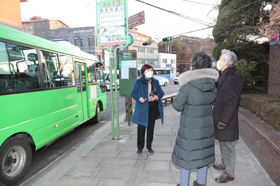 노진경 종로구의원이 주민으로부터 8003번 버스 이용 불편에 대한 의견을 듣고 있다.