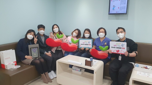 인천 미추홀구(구청장 김정식) 사회복지 공무원들이 헌혈을 위해 팔을 걷어 붙였다.