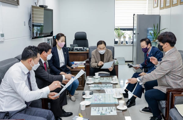 강동구의회 의원연구단체인 ‘지방자치연구회’(회장 김남현)가 연구 활동에 들어갔다.