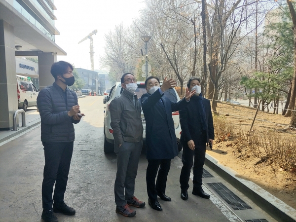 강동구의회 김남현 의원(오른쪽 두 번째)은 지난 10일, 강동경희대병원 인근 가로수 정비 민원을 해결하기 위해 푸른도시과 관계자, 강동경희대병원 직원, 주민들과 함께 현장점검을 실시했다.