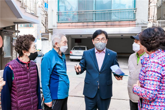 강동구의회 제갑섭 부의장이 지난 19일 천호동 공사현장을 찾아 주민들의 불편사항 해결에 나섰다.