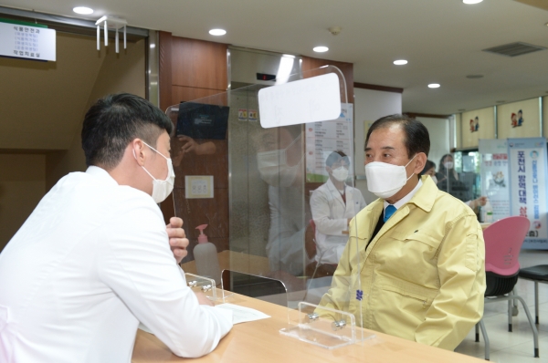 박윤국 포천시장은 지난 2일 오후 포천시 보건소를 방문해 아스트라제네카(AZ) 백신을 접종했다.