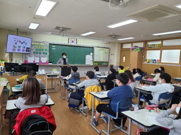인천 서구(구청장 이재현)는 지난 1일 청라동 도담초교에서 학생들을 대상으로‘2021년 찾아가는 자원순환교육’ 첫 교육을 진행했다고 5일 밝혔다.
