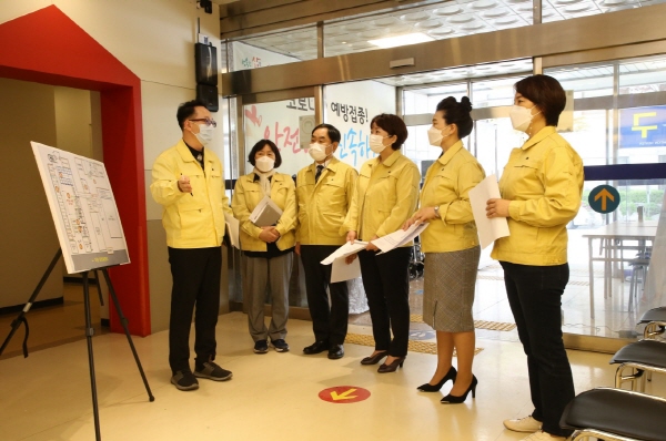 인천 남동구의회가 오는 29일부터 본격적인 운영을 앞둔 코로나19예방접종센터의 막바지 준비작업 현장을 확인했다.