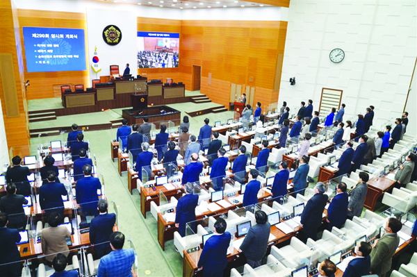 지난 2월22일 열린 서울시의회 제299회 임시회 제1차 본회의에서 의원들이 국민의례를 하고 있다.