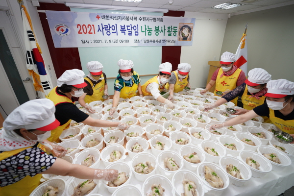 적십자 경기지사 봉사원들이 초복맞이 나눔 삼계탕을 만들고 있다.