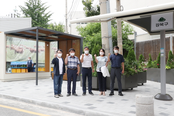 강북구의회 이용균 의장은 7일 오후 삼양시장 입구에 설치된 휴게시설을 방문하는 의정활동을 펼쳤다.