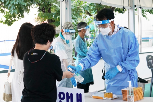 최홍연 동대문 부구청장이 9일 청량리역 광장 임시선별검사소에서 지원 근무를 하고 있다.