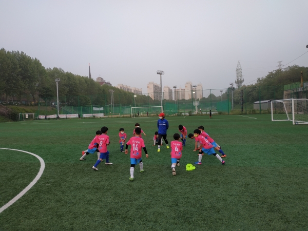 송파구유소년 축구단 학생들이 구장에서 훈련을 받고 있다.