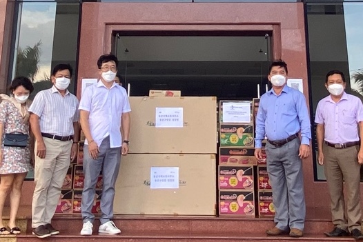 지난달 25일 윤성배 용산구 국제교류사무소장(좌측 3번째)이 베트남 퀴논시에 마스크 4000개를 전달한 모습. 이달엔 전달식 없이 물품만 보냈다.
