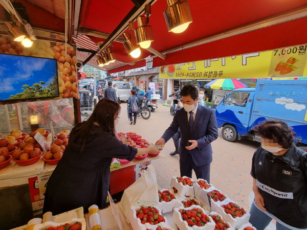 동작구시설관리공단 임직원은 지난 16일 ‘전통시장 가는 날’ 캠페인을 열었다.