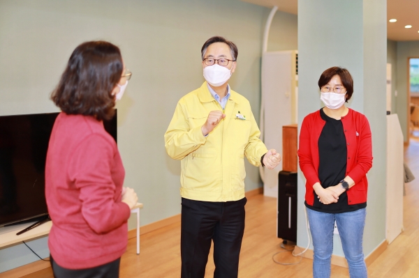 19일 유성훈 금천구청장(사진 가운데)이 CLC희망학교 지역아동센터를 방문해 시설장과 이야기를 나누고 있다. (사진제공 금천구청)