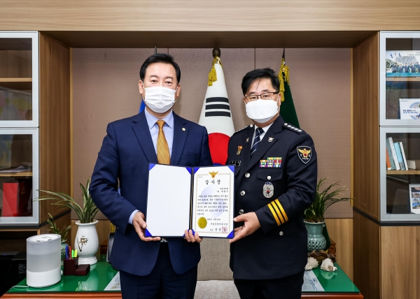 박원서 강동구의원(좌측)이 지난달 25일 강동경찰서장으로부터 감사장을 수여받았다.