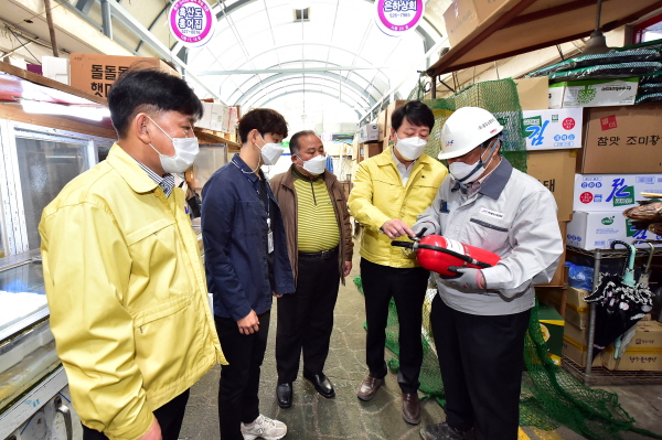 차준택 부평구청장(오른쪽 두번째)가 전통시장 안전점검에서 소화기를 살펴보고 있다.