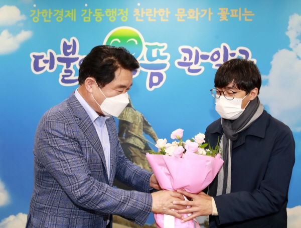 박준희 구청장(왼쪽)이 김도현 군에게 꽃다발을 전해주고 있다. / 관악구청 제공