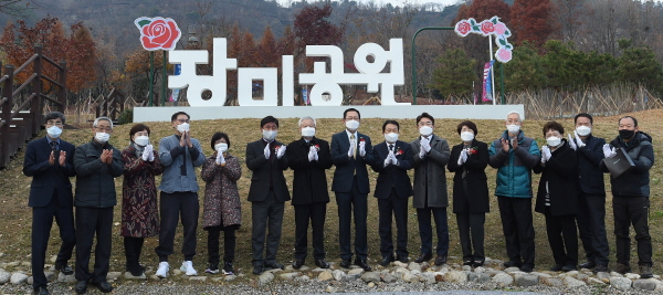 박남춘 인천시장이 29일 연수구 장미공원에서 열린 '장미공원 준공식'에서 기념촬영을 하고 있다.