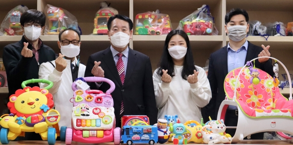박근종 성북구도시관리공단 이사장과 sb장난감도서관 관계자들이 자오나학교에 영유아 장난감을 기부한 후 기념촬영을 하고 있다.