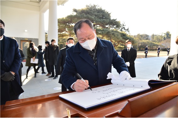 김인호 서울시의회 의장이 새해 첫 일정으로 국립서울현충원을 찾아 방명록을 적고 있다.