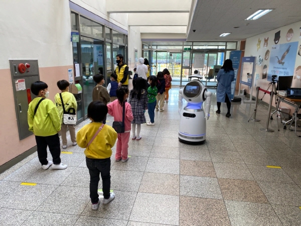동작구는 미래교육 강화를 위해 인공지능 로봇 지원 등의 교육경비를 지원하고 있다. 사진은 보라매초등학교에서 이동형 인공지능 로봇이 등교 학생들의 체온을 재고 있는 모습. / 동작구청 제공