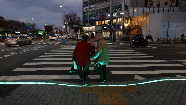지난해 설치한 스마트 횡단보도(LED 바닥신호등)에서 보행자들이 길을 건너고 있다. / 동작구청 제공