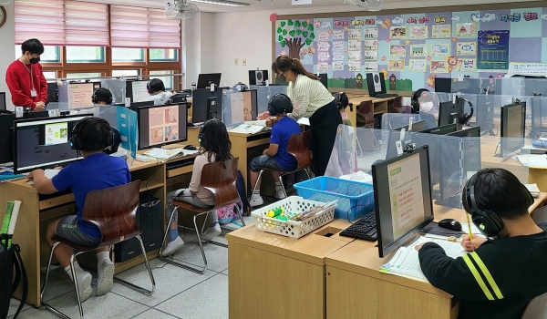 지난해 서대문구의 한 초등학교에서 디지털 튜터가 학생들을 지도하고 있는 모습.