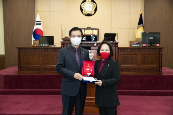 영등포구의회 최봉희 의원은 19일 본회의장에서 서울특별시구의회의장협의회 지방의정대상을 수상했다.