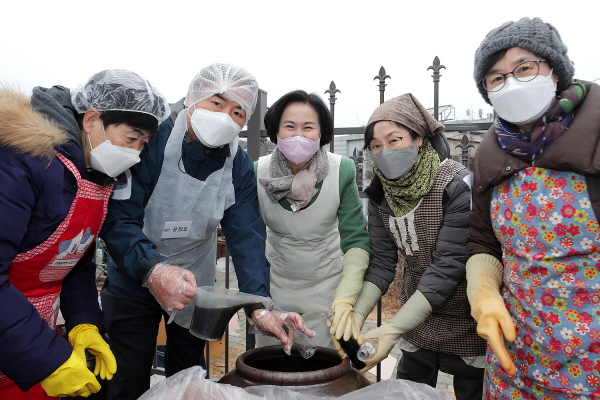 양천구(구청장 김수영)는 ‘2022 이웃과 함께하는 양천장독대’ 전통 장 담그기 사업 체험활동을 전개한다.