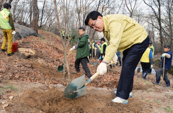 유덕열 동대문구청장이 코로나19 발생 이전 나무를 심고 있는 모습