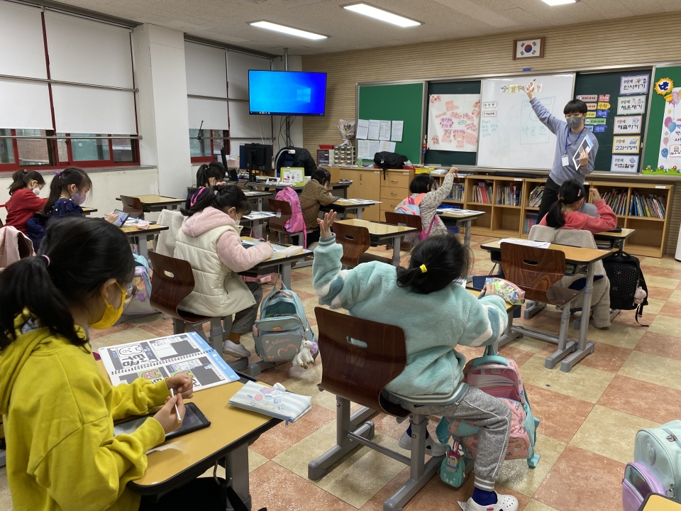 덕수초등학교 방과후학교 웹툰반 수업이 진행되는 모습.