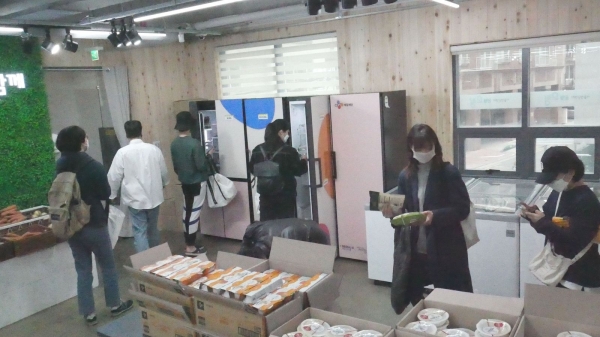 은평구 1인가구 청년들이 서울청년센터 은평오랑에서 ‘나눔냉장고’ 사업을 통해 식품꾸러미를 받고 있는 모습.