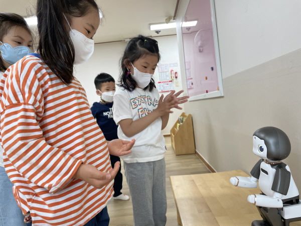 AI로봇 ‘리쿠’로 디지털 교육을 하는 모습