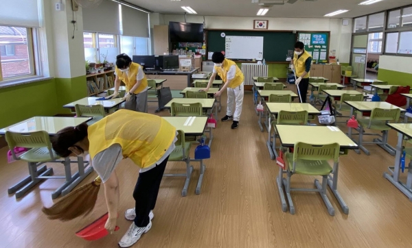 은평지역자활센터에서 종일제 근무가 어려운 취약계층에 제공한 시간제 자활 일자리 참여자들이 교실청소를 하고 있는 모습.