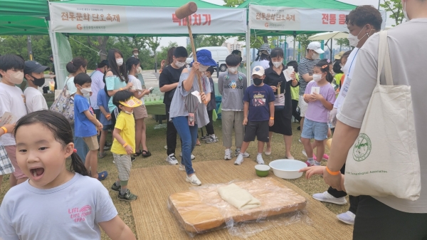 지난 4일, 광진 숲나루에서 진행된 전통문화 단오축제에서 한 가족이 떡 메치기 체험을 하고 있다.