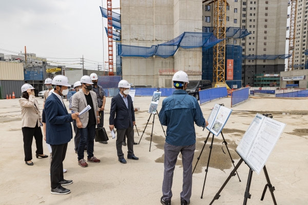 지난 20일, 민선8기 광진구청장직 인수위원회가 자양1구역 주택재건축 현장을 점검하고 있다.