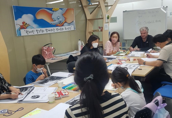 지난 10일 효창동 작은도서관에서 영어동화 독서 교실이 열렸다