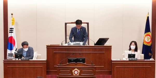 박용근 의장(단상 중앙 서있는 이)이 8대 의회 마지막 임시회를 주재하고 있다.
