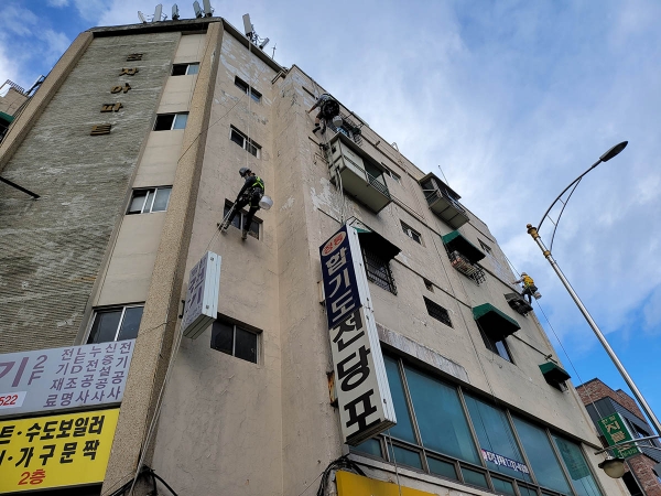 지난해 지원사업 대상이었던 효자아파트 외벽을 보수하고 있는 모습