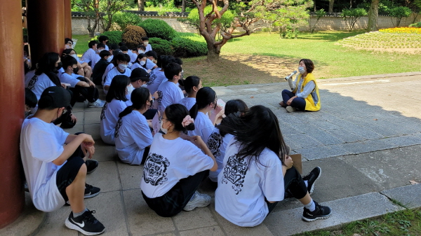 인헌중학교 1학년 학생들이 낙성대에서 문화해설사의 얘기를 듣고 있다. / 관악구청 제공