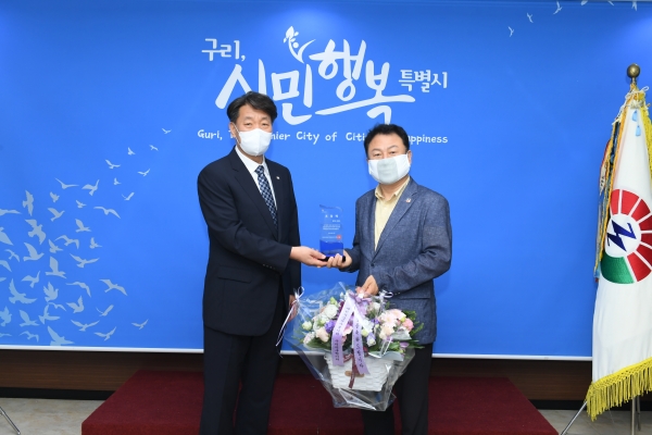 지난 28일, 안승남 구리시장(우측)이 혈액사업 발전 유공 인정으로 보건복지부장관 표창을 전달 받으며 기념사진을 찍고 있다.
