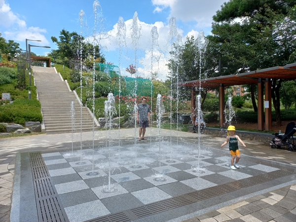 동작구는 아이와 부모가 공원에서 안전하고 시원하게 놀 수 있도록 장승공원 내 바닥분수를 설치해 지난달 29일 개장했다.
