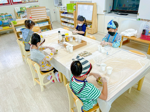 인천시 부평구 어린이급식관리지원센터가 오는 13일부터 10월14일까지 지역 내 어린이집 10곳의 어린이 103명을 대상으로 ‘함께 놀아요! 맛있는 채소놀이터’ 교육을 실시한다.