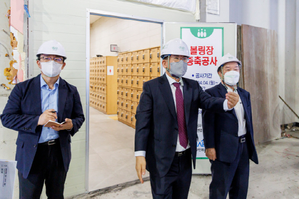 박강수 마포구청장이 지난 15일, 마포구민체육센터 볼링장 증축현장을 점검했다
